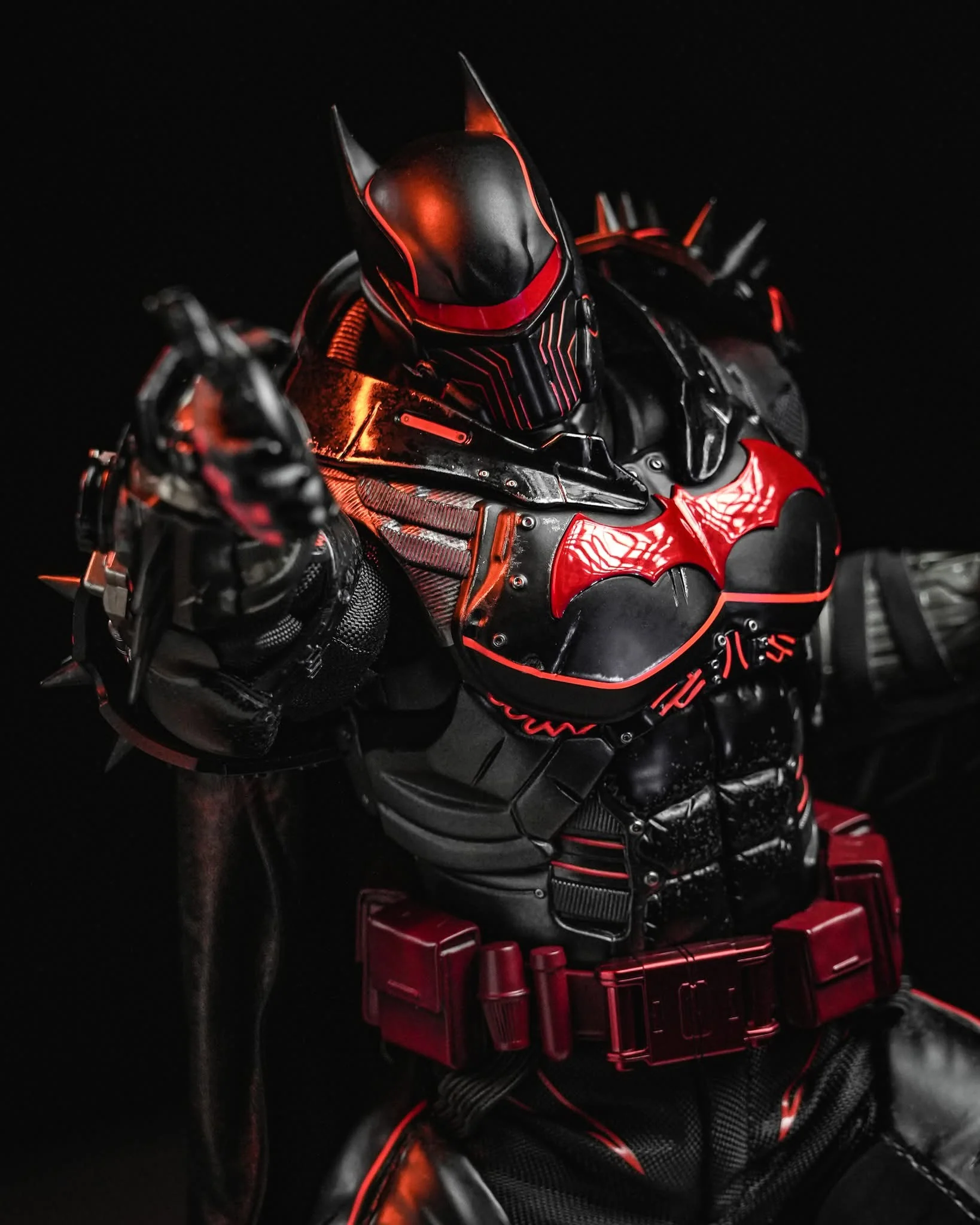 Hot Toys VGM73 Batman: Arkham Origins 1/6th scale Batman (XE Suit Hellbat Version) Collectible Figure [Hot Toys Exclusive] - Image 11