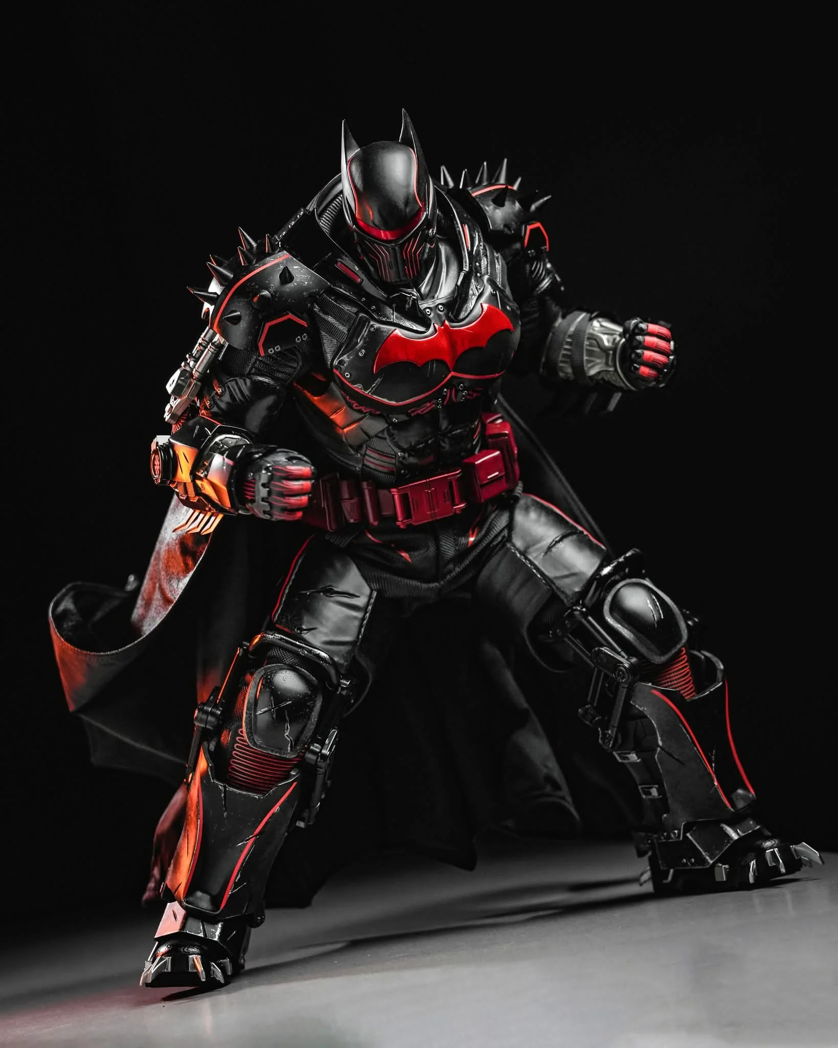 Hot Toys VGM73 Batman: Arkham Origins 1/6th scale Batman (XE Suit Hellbat Version) Collectible Figure [Hot Toys Exclusive] - Image 5